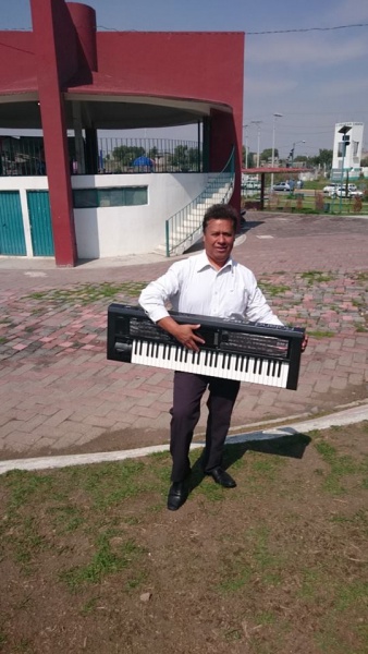 tecladista versatil economico en el parque chimalhuacan antes de su concierto
